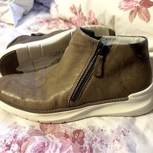 Johnston & Murphy Emery Zip Bootie size 6 NEW